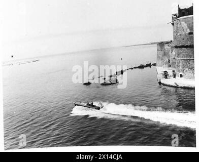 INVASION DE L'ITALIE : LA DIVISION AÉROPORTÉE OCCUPE TARENTE - volant le White Ensign, un bateau-pilote sort du port de l'armée britannique Banque D'Images