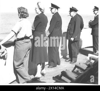 MR. RETOUR DE WINSTON CHURCHILL - de gauche à droite:- Subaltern Mary Churchill, MRS Churchill Amiral de la flotte Sir Dudley Pound (premier Lord de mer) le premier ministre regardant un tir de l'armée britannique Banque D'Images