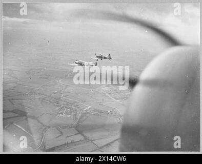 EMPIRE CENTRAL FLYING SCHOOL : AIR UNIVERSITY OF THEALLIED NATIONS. - (Photo publiée en 1943) 8186. Deux entraîneurs élémentaires différents comparant leurs performances en volant ensemble Royal Air Force Banque D'Images