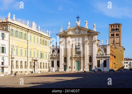Mantoue, Italie - 28 février 2023: Vue sur la Piazza Sordello, avec les monuments et les commerces locaux, les locaux, et les visiteurs, à Mantoue (Mantova), Lombar Banque D'Images