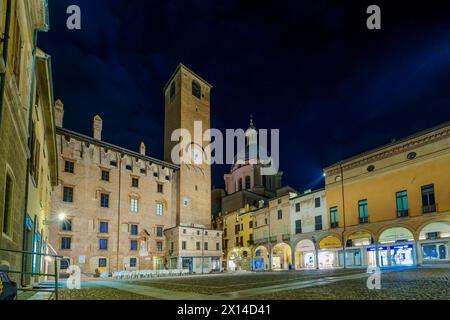 Mantoue, Italie - 27 février 2023 : vue en soirée sur la Piazza Broletto, avec monuments et commerces locaux, locaux et visiteurs, à Mantoue (Mantoue) Banque D'Images