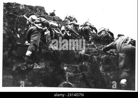 COMMANDOS EN FORMATION - le parti grimpant les pentes inférieures, de la montagne British Army Banque D'Images