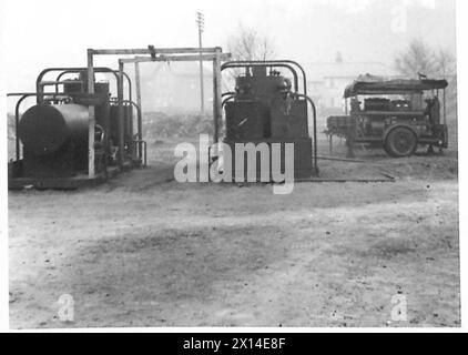 Une unité de décontamination et de blanchisserie équipée de chaudières à plate-forme mobile Mark II et de générateurs de 22 kilowatts pour les opérations de soutien militaire. Banque D'Images