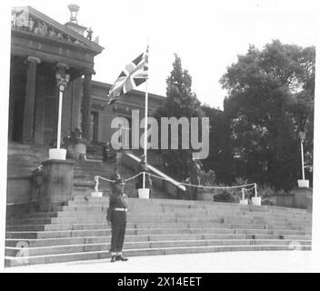 LE COMMANDANT DE la 2ème ARMÉE DIT ADIEU À LA 15ème DIVISION ÉCOSSAISE - le commandant de la 2ème armée, le lieutenant-général Sir Miles Dempsey, prend le salut lors du défilé organisé en l'honneur de sa visite d'adieu à la 15ème division écossaise à Schwerin. Major général C.M. Barker, G.O.C. 15e division écossaise avec le général Dempsey sur les marches d'un bâtiment municipal British Army, 21e groupe d'armées Banque D'Images