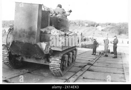 Un char Sherman s'approche de la plage après avoir débarqué d'une embarcation de débarquement lors des débarquements alliés au sud de Rome, en Italie. Enregistrement photographique, armée britannique. Banque D'Images