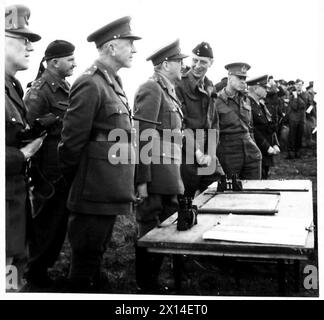 Négatif - le général Sir Alan Brooke a assisté à des « tirs sur le terrain » et à un entraînement réaliste sous le feu. Il est vu au « poste d'observation » avec des officiers supérieurs qui regardent l'armée britannique en formation Banque D'Images