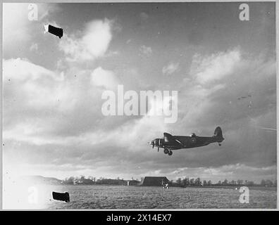 EMPIRE CENTRAL FLYING SCHOOL : AIR UNIVERSITY OF THEALLIED NATIONS. - (Photo publiée en 1943) 8186. Un Lockheed Ventura avec roues et volets abaissés entrant pour atterrir la Royal Air Force Banque D'Images