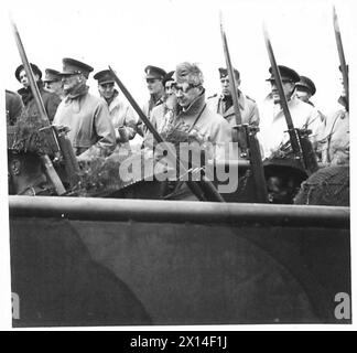 LE SECRÉTAIRE D'ÉTAT À LA GUERRE REND VISITE AUX TROUPES - Sir James Grigg intéressé par une section accompagnant un char de crocodile de l'armée britannique Banque D'Images