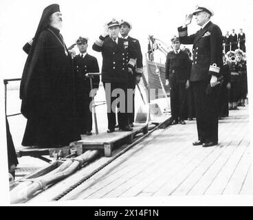 TRANSFERT DU SOUS-MARIN BRITANNIQUE À LA ROYAL HELLENIC NAVY - l'archevêque Damaskinos arrive à bord de l'AVEROF, l'armée britannique Banque D'Images