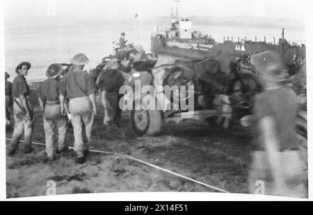 INVASION DE L'ITALIE : RÉGION DE NAPLES LA CINQUIÈME ARMÉE DÉBARQUE DANS LA BAIE DE SALERNE - canons et chars arrivent à terre, armée britannique Banque D'Images