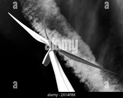 Éolienne sur fond de ciel sombre à Oakdale, Blackwood, pays de Galles, Royaume-Uni Banque D'Images