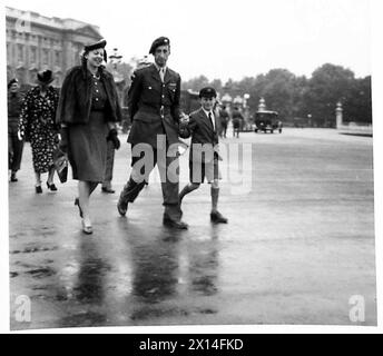 6E DIVISION AÉROPORTÉE BRITANNIQUE : INVESTITURE - Lieutenant Colonel R.G. Pine-Coffin, DSO.,MC., quittant le Palais après avoir reçu une barre à son DSO de la King British Army Banque D'Images