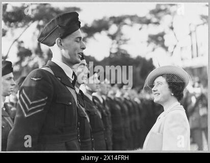 LEURS MAJESTÉS LE ROI ET LA REINE FONT UNE INSPECTION SPÉCIALE DU DOMINION ET DU PERSONNEL AMÉRICAIN QUI SE SONT RALLIÉS À L'APPEL DE L'AVENTURE DANS LES AIRS POUR COMBATTRE AUX CÔTÉS DE LA R.A.F. DANS LES NOMBREUX THÉÂTRES DE GUERRE. - La reine parlant au sergent Wright de Nouvelle-Galles du Sud, de l'Australian Air Force, "vous êtes tous si grands" a dit sa Majesté la Royal Air Force Banque D'Images