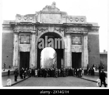 Les résidents locaux se rassemblent à la porte de Menin pour observer un service commémoratif honorant les soldats tombés au combat, avec la participation de l'armée britannique, 21e groupe d'armées. Banque D'Images