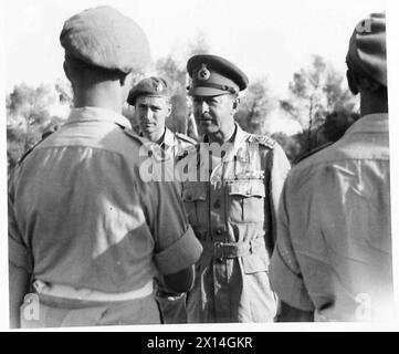 LE MARÉCHAL ALEXANDER POURSUIT SA TOURNÉE EN GRÈCE - Talking to Pte. Sapsford, M.M., de Bishop's Stortford, Herts British Army Banque D'Images