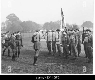 LE COMMANDEMENT occidental du GC-in-C PRÉSENTE DES MÉDAILLES AUX OFFICIERS ALLIÉS - le général Sir R. Gordon Finlayson inspectant les troupes tchèques, l'armée britannique Banque D'Images