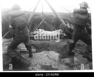 NOUVELLE MÉTHODE DE SAUVETAGE DES VICTIMES DE FALAISE - le patient étant soulagé sur la falaise avant d'abaisser l'armée britannique Banque D'Images