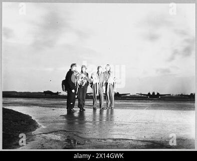 EMPIRE CENTRAL FLYING SCHOOL : AIR UNIVERSITY OF THEALLIED NATIONS. - (Photo publiée en 1943) 8186. Instructeurs de vol et étudiants attendant de prendre en charge les avions volant de nuit d'autres membres de l'E.C.F.S Royal Air Force Banque D'Images