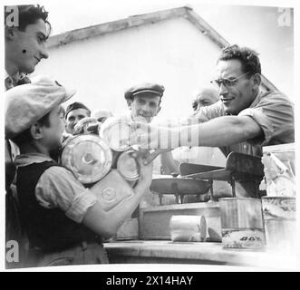 INVASION DE L'ITALIE : HUITIÈME FRONT D'ARMÉE - Un point fort du camp est la question des rations fournies par la 8e armée de l'armée britannique Banque D'Images