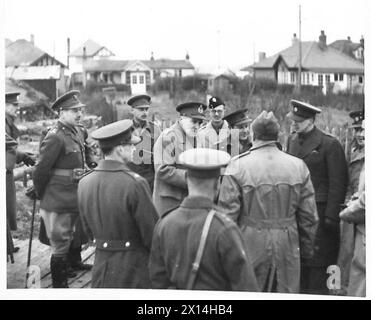 Les correspondants de guerre visitent le Commandement de l'est et s'entretiennent avec le lieutenant-général Sir Guy Williams, G.O.C.-in-C., au sujet des opérations militaires et des activités de commandement. Banque D'Images