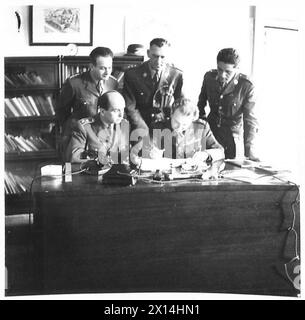 BIEN-ÊTRE ALLIÉ - les officiers britanniques et tchécoslovaques discutent de leurs plans. Il s'agit - première rangée - de gauche à droite - du major J. Lizalerk, du lieutenant-colonel Sir Thomas Cook, député, JP., [officier d'honneur du bien-être des forces alliées], deuxième rangée - de gauche à droite - du capitaine P.Podolier, du lieutenant J. Rise et du lieutenant S. Kuffler. La photographie a été prise à l'ambassade tchécoslovaque de l'armée britannique Banque D'Images