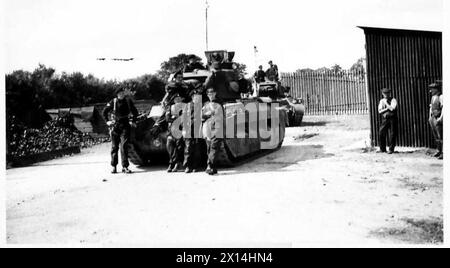 CHARGEMENT DE RÉSERVOIRS SUR Un CONVOYEUR DE RÉSERVOIRS FERROVIAIRE SPÉCIAL - chars en attente d'embarquer dans le train British Army Banque D'Images