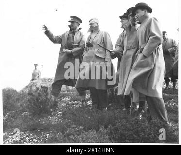 LE SECRÉTAIRE D'ÉTAT À LA GUERRE REND VISITE AUX TROUPES - Sir James Grigg Watching a Battle Exercise British Army Banque D'Images