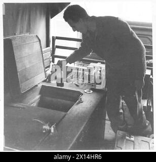 ITALIE : HUITIÈME ARMYBLOOD BANK EN ITALIE - L/CPL. R. Bradshaw du 4, Dale Road, Kentish Town, Londres, emballe le sang dans le réfrigérateur à l'arrière d'un camion de 3 tonnes, British Army Banque D'Images