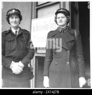 ITALIE : HISTOIRE D'OBSERVATEUR - de gauche à droite : Mlle Dorothy Meynell et Mlle Margaret Robinson Armée britannique Banque D'Images