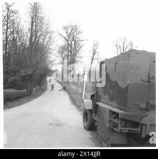 Des correspondants de guerre visitent le Commandement oriental et observent les troupes ennemies en parachute engagées à partir d'un camion blindé pendant les exercices. Banque D'Images