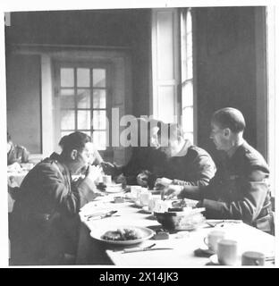 Les officiers de la 1re brigade polonaise de fusiliers déjeunent dans le mess des officiers à Cupar, en Écosse, 1940-1947. Les troupes ont poursuivi leurs études à l'Université St Andrews et ont maintenu des liens avec les communautés locales. Banque D'Images