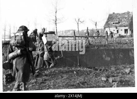 CHUTE DE MONTFORT - troupes avançant à travers Montfort, sous les tirs d'obus ennemis British Army, 21st Army Group Banque D'Images