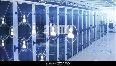 Illustration des icônes de média et du traitement des données dans la salle des serveurs Banque D'Images