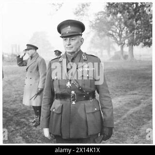 LE COMMANDEMENT occidental GOC-in-C PRÉSENTE DES MÉDAILLES AUX OFFICIERS ALLIÉS - le général Noothoven Van Goor portant sa décoration, l'armée britannique Banque D'Images