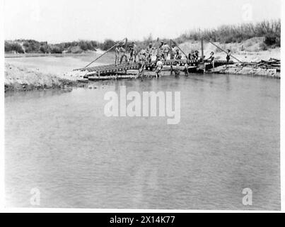 INVASION DE LA SICILE GORNALUNGA, près de CATANE - sapeurs de la 252 Field Coy. R.E. achèvement des constructions d'un pont flottant sur la FOCE DEL SIMETO, l'une des défenses naturelles à l'extérieur DE CATANE. La construction de ce pont était essentielle car le pont suspendu principal était l'observation de l'UEDN et les tirs d'obus ennemis de l'armée britannique Banque D'Images