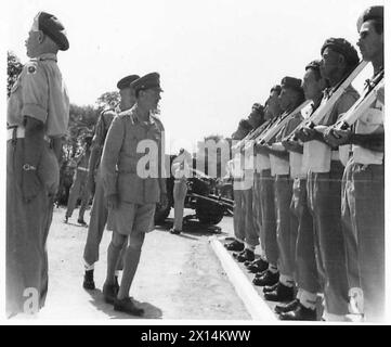 LE MARÉCHAL ALEXANDER CONTINUE SA TOURNÉE EN GRÈCE - inspectant la Garde d'honneur , armée britannique Banque D'Images