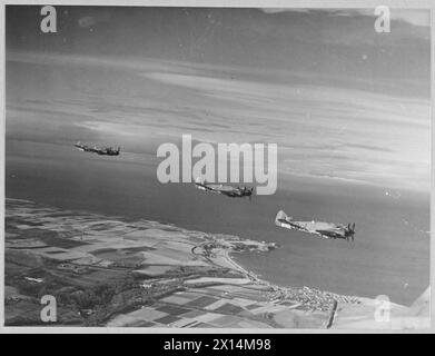 Le Beaufighter Mark X, propulsé par deux moteurs Bristol Hercules XVII, montré en échelon bâbord avec trois avions visibles à distance. Banque D'Images