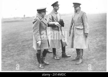 DÉMONSTRATION DE MORTIER DE TRANCHÉE AUX FUSILS IRLANDAIS DE LONDRES - major général C.F. Liardet ; major général H.C. Loyd et brigadier Portman British Army Banque D'Images