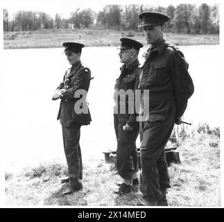 LE CORPS MÉDICAL ADOPTE DES MÉTHODES COMMANDO - de gauche à droite - Major-Gen. S.W.Kyle, DDMS., (E.Command) Brig. E.M. Cowell, CB.,CBE.mDSO.,MD Armée britannique Banque D'Images