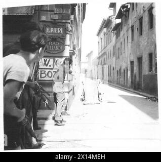 HUITIÈME ARMÉE : LES SUD-AFRICAINS ENTRENT À FLORENCE - anti-fasciste engageant des tireurs d'élite British Army Banque D'Images