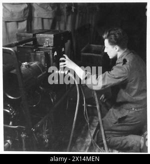 Une STATION DE NETTOYAGE DES BLESSÉS AU TRAVAIL EN AFRIQUE DU NORD - la centrale électrique mobile qui fournit tout l'éclairage et l'énergie de l'armée britannique Banque D'Images