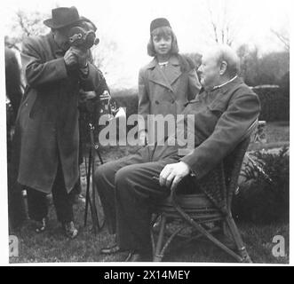 LE PREMIER MINISTRE MONTRE À L'AMÉRIQUE SON COSTUME DE SIRÈNE - le premier ministre s'est obligatoirement assis sur une chaise alors qu'il était assis pour toute une série de cinéastes américains et de photographes de journaux British Army Banque D'Images