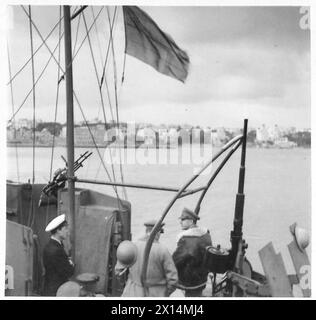 ITALIE : CINQUIÈME ARMYGENERAL ALEXANDER VISITE LA TÊTE DE PONT D'ANZIO - le général Alexander quitte le fort brisé mais occupé d'Anzio à bord de son lanceur, un chasseur de sous-marins porteur de torpilles. Il est vu avec le brigadier Ritchie British Army Banque D'Images