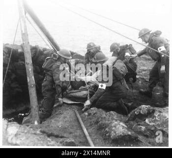 NOUVELLE MÉTHODE DE SAUVETAGE DES VICTIMES DE FALAISE - les élingues sont attachées au brancard avant d'abaisser les membres de l'unité sont vus accrocher des élingues au brancard de l'armée britannique Banque D'Images