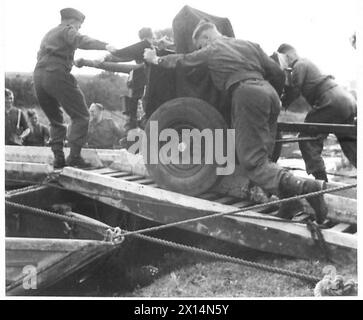 TRANSPORTER DU MATÉRIEL À TRAVERS Une RIVIÈRE - cette méthode de chargement d'un canon antichar 2-pdr sur le ferry ponton a également été effectuée par l'armée britannique Banque D'Images