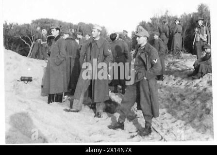 Les prisonniers allemands capturés lors des débarquements alliés au sud de Rome attendent sur les plages sous la supervision de l'armée britannique. Banque D'Images