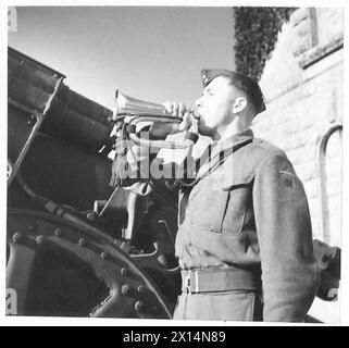 TRANSFERT D'INFANTERIE AU CORPS BLINDÉ ROYAL - le bugler de l'unité appelle le dernier défilé comme une unité d'infanterie, l'armée britannique Banque D'Images