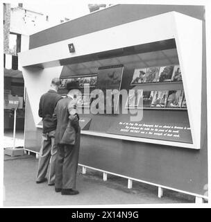 EXPOSITION D'ÉQUIPEMENT MILITAIRE (suite) - exposition de l'Army film and Photographic Unit British Army Banque D'Images