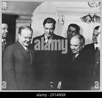 L'ALLIANCE ANGLO-RUSSE : VISITE DE M. MOLOTOV EN GRANDE-BRETAGNE POUR LA SIGNATURE D'UN PACTE D'AIDE MUTUELLE DE 20 ANS - 5707 M. Molotov avec Mr. Eden et M. Maisky Royal Air Force Banque D'Images