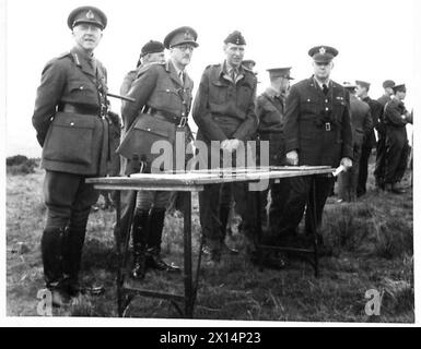 Négatif - le général Sir Alan Brooke a assisté à des « tirs sur le terrain » et à un entraînement réaliste sous le feu. Il est vu au « poste d'observation » avec des officiers supérieurs qui regardent l'armée britannique en formation Banque D'Images